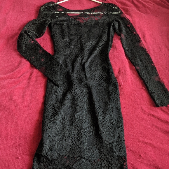Curve-hugging Lace LBD - Picture 7 of 8